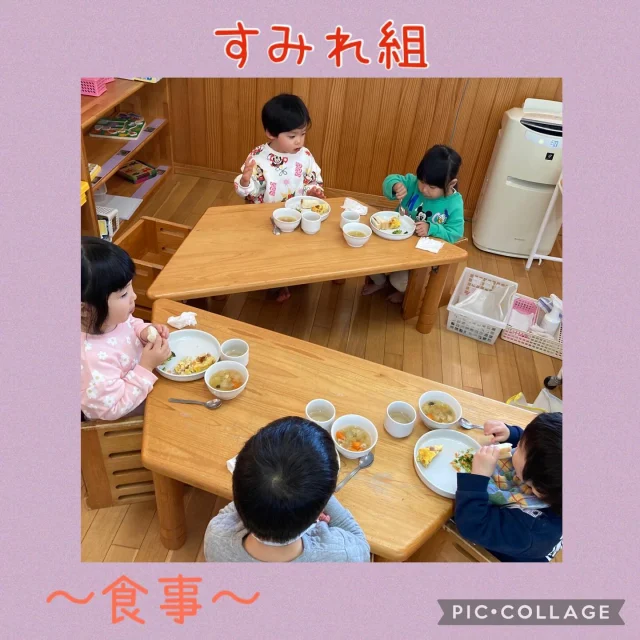 .
すみれ組の食事の様子です🍽️

1歳児さんは、左手を皿に添えながら食べ、2歳児さんはスプーンを3点持ちで持って食べる練習中です！

「これはなに？」と食材の名前を聞くなど、食材に興味をもっていますよ🍅🥒

#食事#ごはん#スプーン#スプーン練習中 #給食#おいしい#皿#1歳児#2歳児#ひまわり乳児保育園